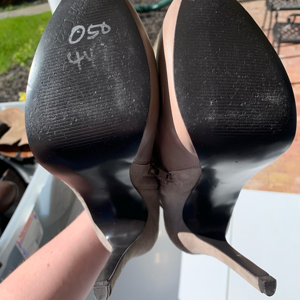 LIKE NEW Size 10 Taupe Guess Leather Heels 3.5 in - Picture 3 of 3